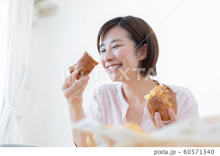 ライフスタイル　パン好き女子 60571340