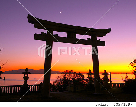 赤穂御崎の真っ赤に染まりゆく夕暮れと三日月の絶景（日本の夕陽百選） 60571597