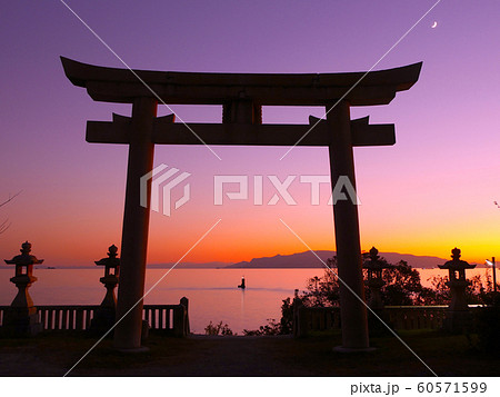赤穂御崎の真っ赤に染まりゆく夕暮れと三日月の絶景(日本の夕陽百選) 赤穂御崎の真っ赤に染まりゆく夕暮れと三日月の絶景(日本の夕陽百選) 60571599