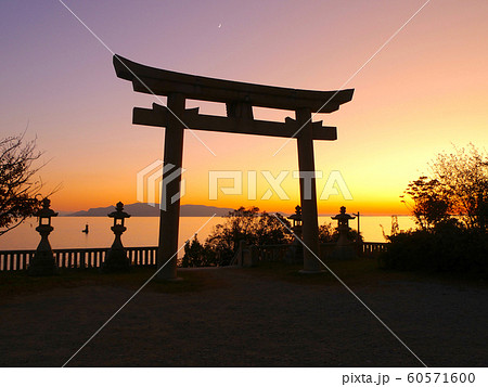 赤穂御崎の黄金色に染まりゆく夕暮れの絶景(日本の夕陽百選) 赤穂御崎の黄金色に染まりゆく夕暮れの絶景(日本の夕陽百選) 60571600