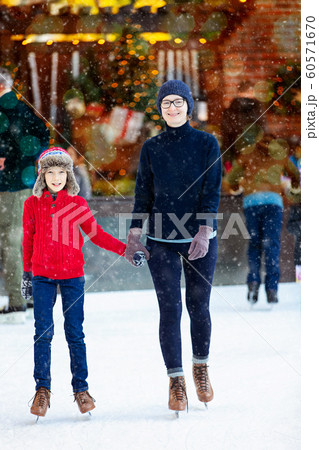 family ice skating family ice skating 60571670