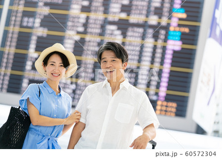 旅行 空港 夫婦 カップル 海外旅行 旅行 空港 夫婦 カップル 海外旅行 60572304