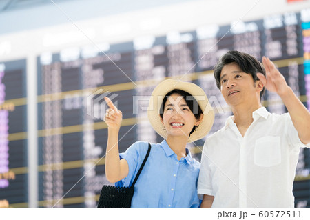 旅行　空港　手を振る　待合せ 60572511