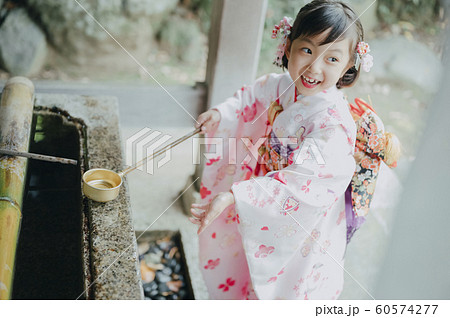 女の子　七五三　手水　撮影協力：高幡不動尊 60574277