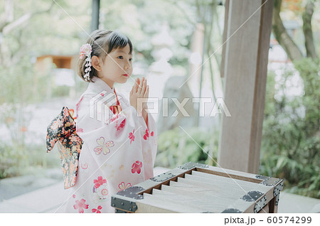 女の子 七五三 参拝 撮影協力:高幡不動尊 女の子 七五三 参拝 撮影協力:高幡不動尊 60574299