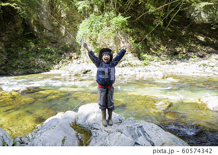 渓流釣りイメージ　釣りをする子供 60574342