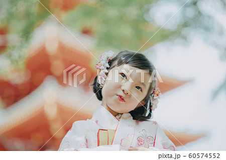 女の子 七五三 手水 撮影協力:高幡不動尊 女の子 七五三 手水 撮影協力:高幡不動尊 60574552
