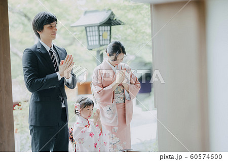 家族 七五三 参拝 撮影協力 高幡不動尊の写真素材