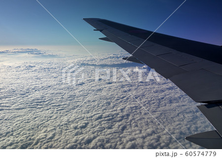 飛行機の窓から見下ろす雲海 60574779