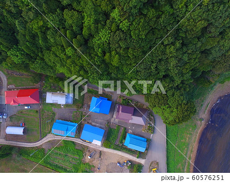 湖畔の集落〜ドローンで空撮（猪苗代湖･西岸／福島県会津若松市湊町大字赤井字屋敷） 60576251