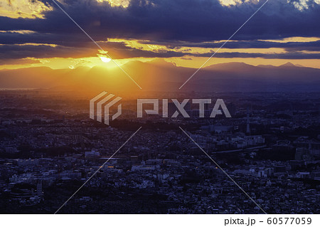 （神奈川県）横浜・みなとみらい　ランドマークタワー西側　夕景 60577059