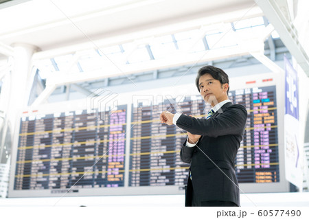 空港 ビジネスマン 時間 確認 空港 ビジネスマン 時間 確認 60577490
