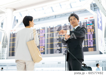 空港 ビジネスマン 時間 確認 空港 ビジネスマン 時間 確認 60577492