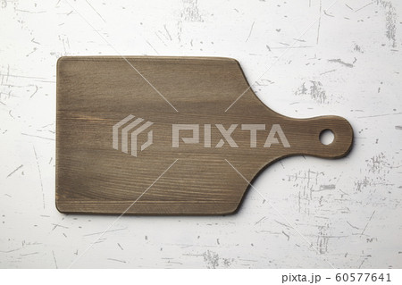 木製のカッティングボード 60577641