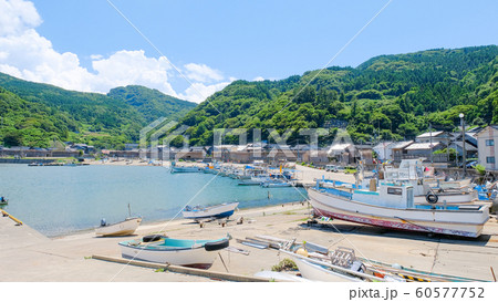 夏の漁村風景 60577752