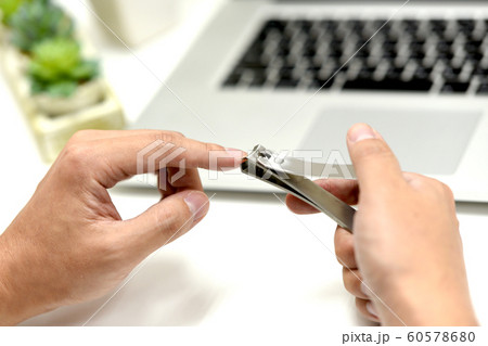 爪を切るビジネスマン 爪を切るビジネスマン 60578680