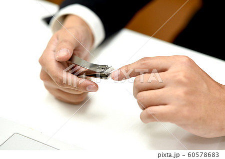 爪を切るビジネスマン 爪を切るビジネスマン 60578683