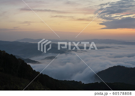 《岡山県》本宮山 雲海の風景 《岡山県》本宮山 雲海の風景 60578808
