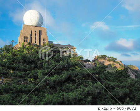 中国・黄山 光明頂の気象台 Huangshan (Yellow Mountains), China 60579672