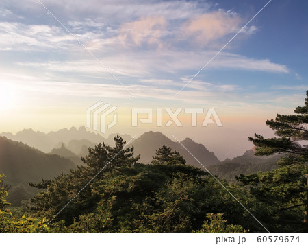 中国安徽省・黄山 夕方の光明頂からの眺め/ Huangshan (Yellow Mountains) 60579674