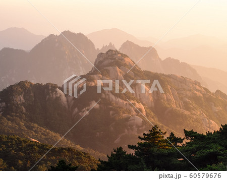 中国安徽省・黄山 夕方の光明頂からの眺め/ Huangshan (Yellow Mountains) 60579676