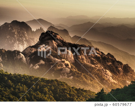 中国安徽省・黄山 夕方の光明頂からの眺め/ Huangshan (Yellow Mountains) 60579677
