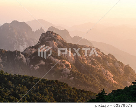 中国安徽省・黄山 夕方の光明頂からの眺め/ Huangshan (Yellow Mountains) 中国安徽省・黄山 夕方の光明頂からの眺め/ Huangshan (Yellow Mountains) 60579678