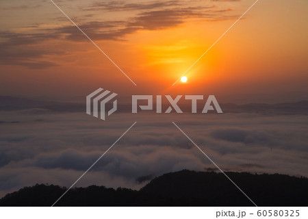《岡山県》本宮山 雲海の風景 《岡山県》本宮山 雲海の風景 60580325