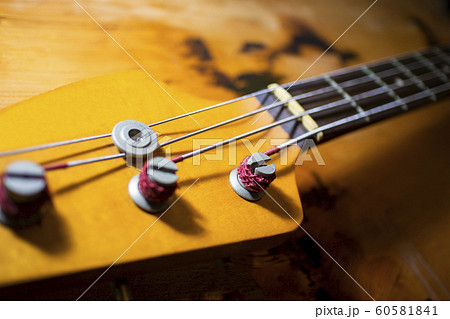 ベースのヘッド 楽器 3614 60581841