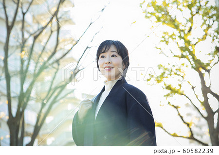 女性　屋外　公園　 60582239