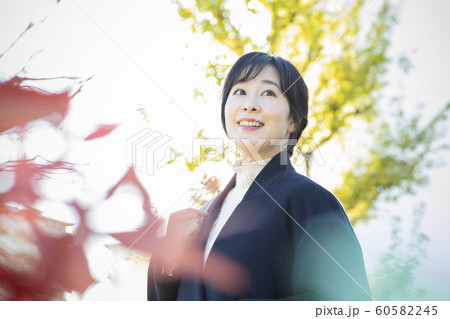 女性　屋外　公園　 60582245