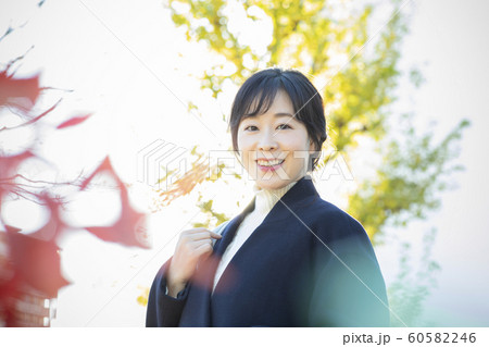 女性 屋外 公園 女性 屋外 公園 60582246