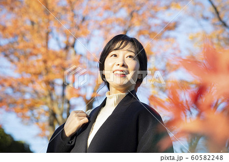 女性　屋外　公園　 60582248