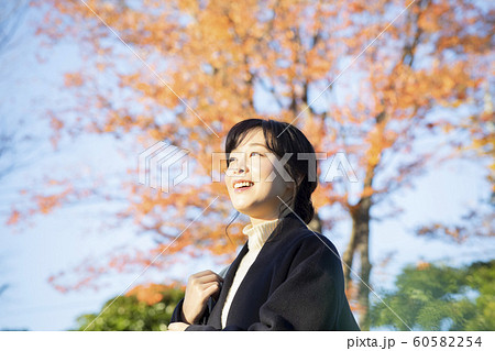 女性　屋外　公園　 60582254