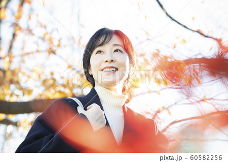 女性 屋外 公園 女性 屋外 公園 60582256