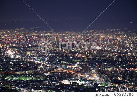 「生駒山ぼくらの広場」から見た大阪夜景、大阪城が小さく写る 60583280