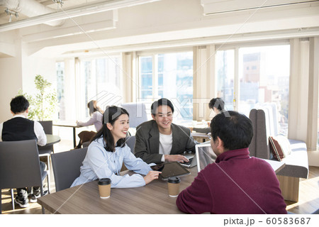 コワーキンングスペースで仲間とリモートワークをする若い男女 コワーキンングスペースで仲間とリモートワークをする若い男女 60583687