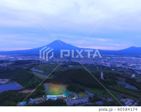 日暮れ時の富士山〜ドローンで空撮（岩本山公園／静岡県富士市岩本字花木立） 60584174