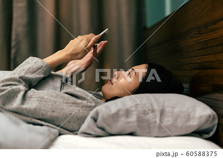 女性 スマホ ベッド 60588375