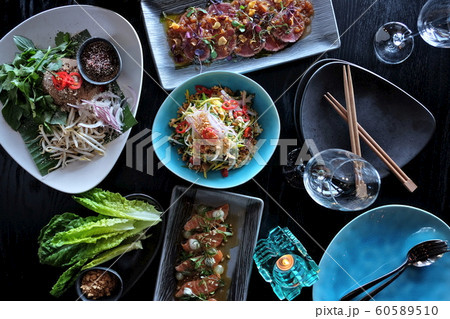 料理写真 レストラン エスニック料理 シェアリング の写真素材