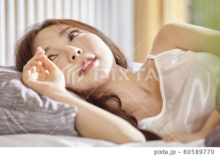 ベッド 寝台 女性 60589770