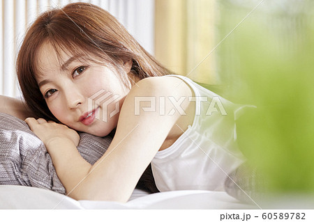 ベッド 寝台 女性 60589782