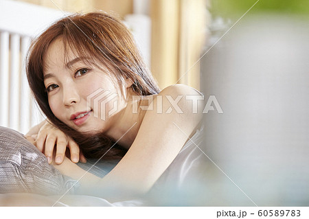 ベッド 寝台 女性 60589783