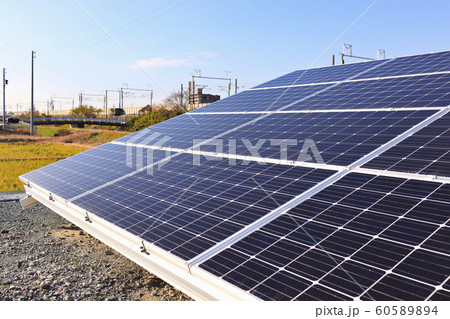 空地に設置された太陽光パネル 空地に設置された太陽光パネル 60589894
