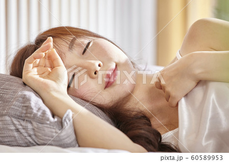 睡眠 眠り 寝る 60589953