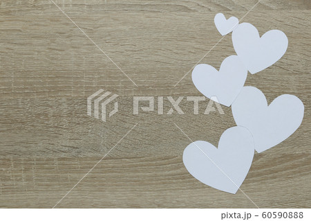 White Heart paper on the wooden floor and have copy space. 60590888