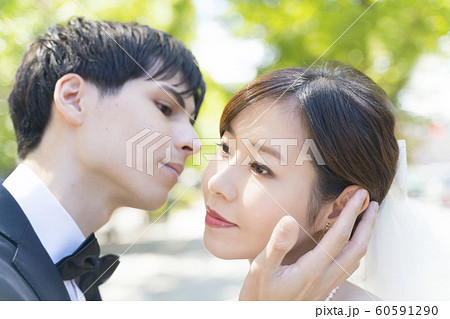 ブライダル キスをするイメージ 60591290
