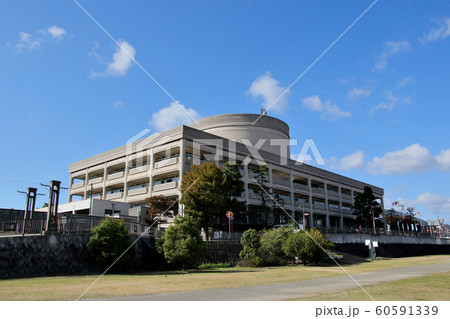 武庫川の河川敷から見た宝塚市役所 武庫川の河川敷から見た宝塚市役所 60591339
