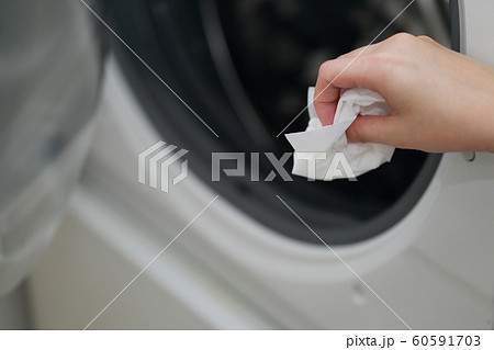 主婦 (清掃 掃除 洗濯 家事 仕事 ドラム式 家 女性 ランドリー 家電 住宅 母親 清潔 ママ) 主婦 (清掃 掃除 洗濯 家事 仕事 ドラム式 家 女性 ランドリー 家電 住宅 母親 清潔 ママ) 60591703
