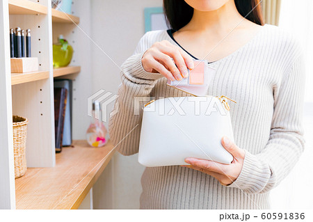 化粧品をポーチに入れる、取り出す女性 化粧品をポーチに入れる、取り出す女性 60591836